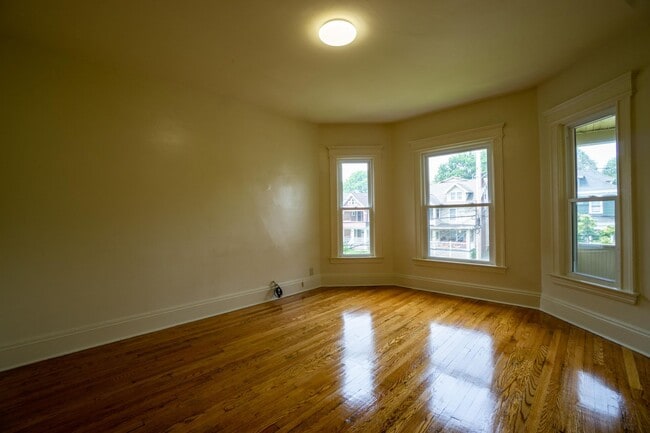 Building Photo - Newly Renovated 3 Bedroom -3 Blocks From C...