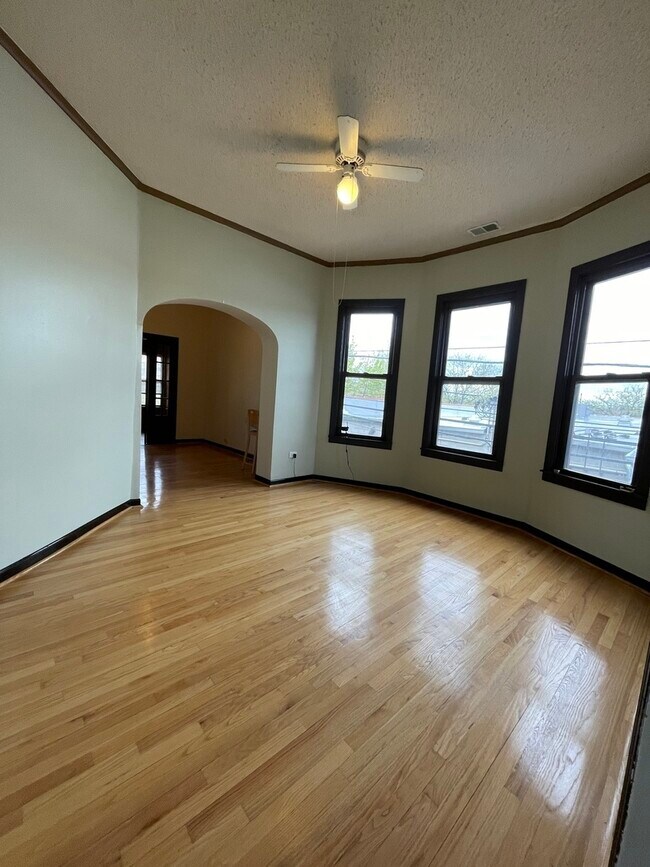 Building Photo - 1614 N Kildare Ave