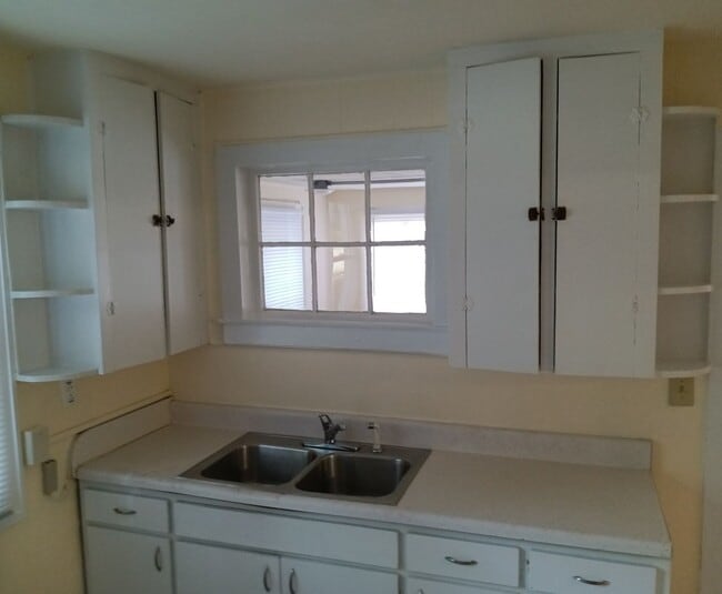 Building Photo - 2 Bedroom / 1 Bath  Home Johnson City, TN