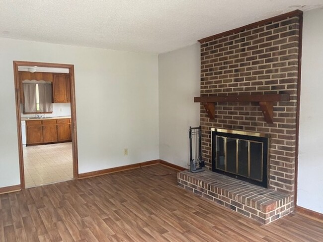 Building Photo - 109 Chatham Woods Drive - Bev Roberts Rent...