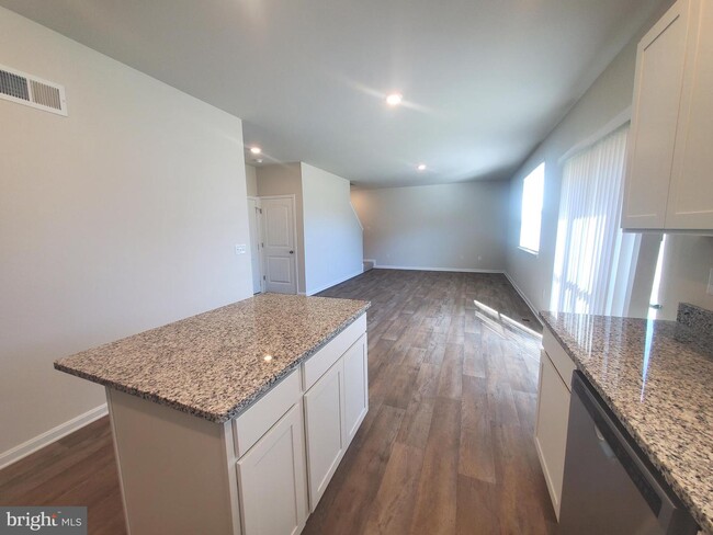 Building Photo - 77 BUNCHBERRY Ct