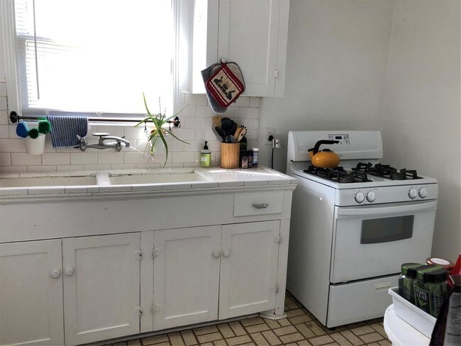 Building Photo - 1606 Vermont St