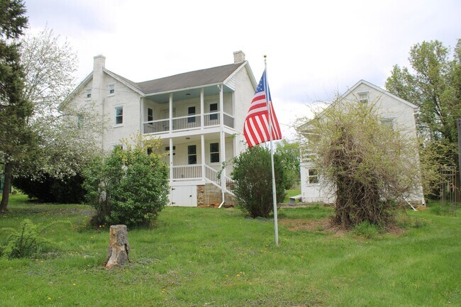 Foto del edificio - Single Family Farm House