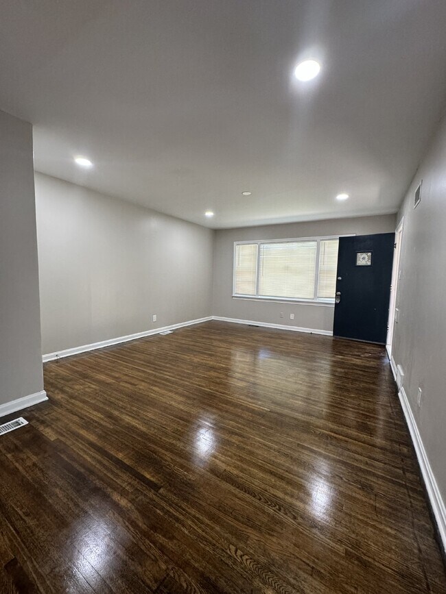 Building Photo - Updated 2 bedroom, 1 bathroom with basemen...
