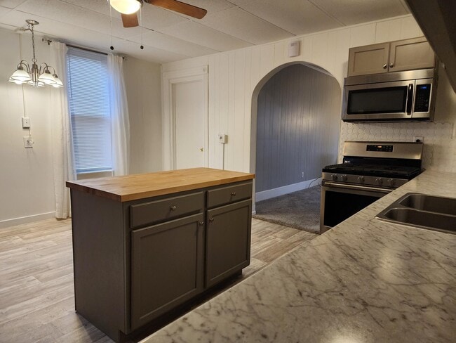 Kitchen w/Island - 948 W 4th St