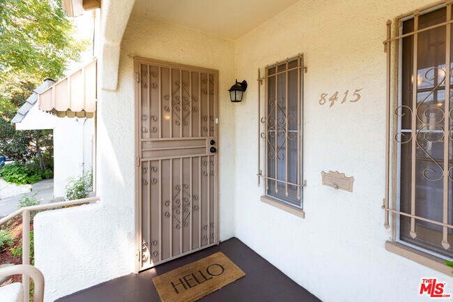 Foto del edificio - 8415 Rosewood Ave
