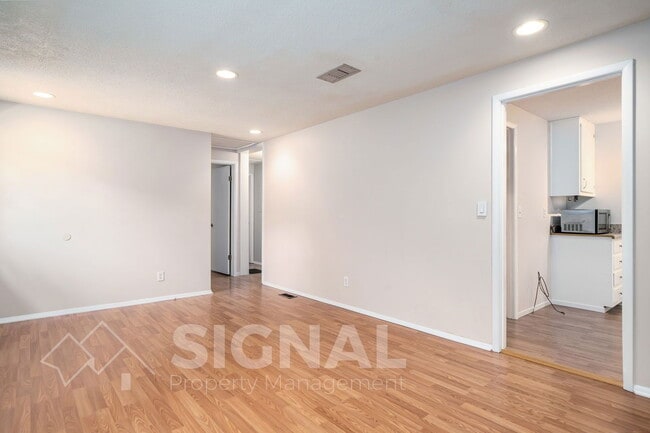Foto del edificio - 5040 Oak Leaf Cir