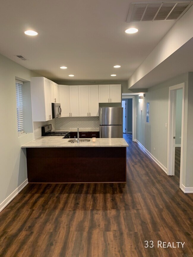 Building Photo - Stunning GARDEN UNIT / W/D IN UNIT - 2BR/2...