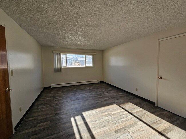 Building Photo - 904 Spartan Dr