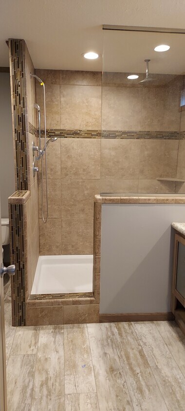 Huge walkin tiled shower in master bath - 4162 Cullen Rd