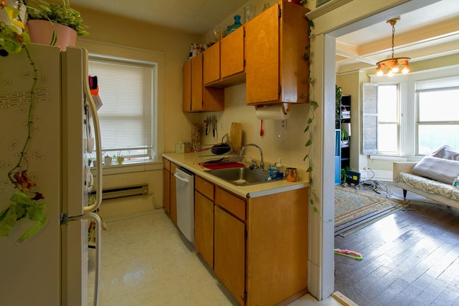 Building Photo - Paramount Apartments - 1 bedroom + den
