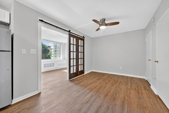 Foto del edificio - Short Term Lease Availble: Charming & Brig...