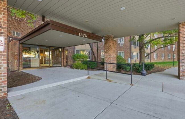 Foto del edificio - 1375 Rebecca Dr