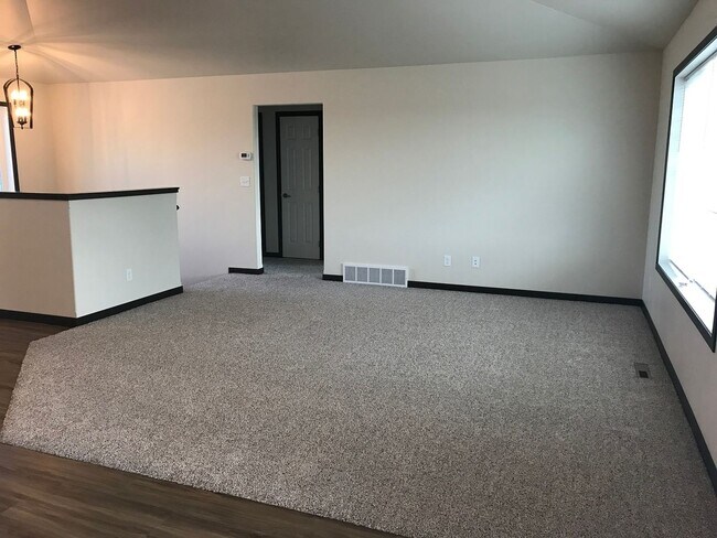 Building Photo - 5 Bed 3 Bath Twin Home