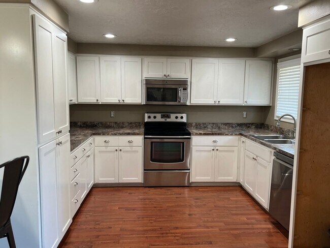 Building Photo - 3 Bedroom / 2.5 Bath Home located in Sprin...
