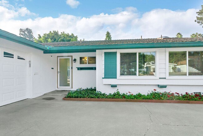 Building Photo - Wonderful detached home with Solar in Univ...