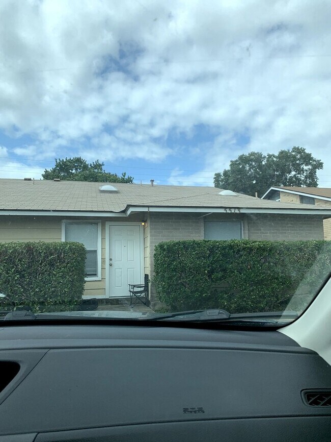 Building Photo - **Cozy Apartment on Northeast side of San ...