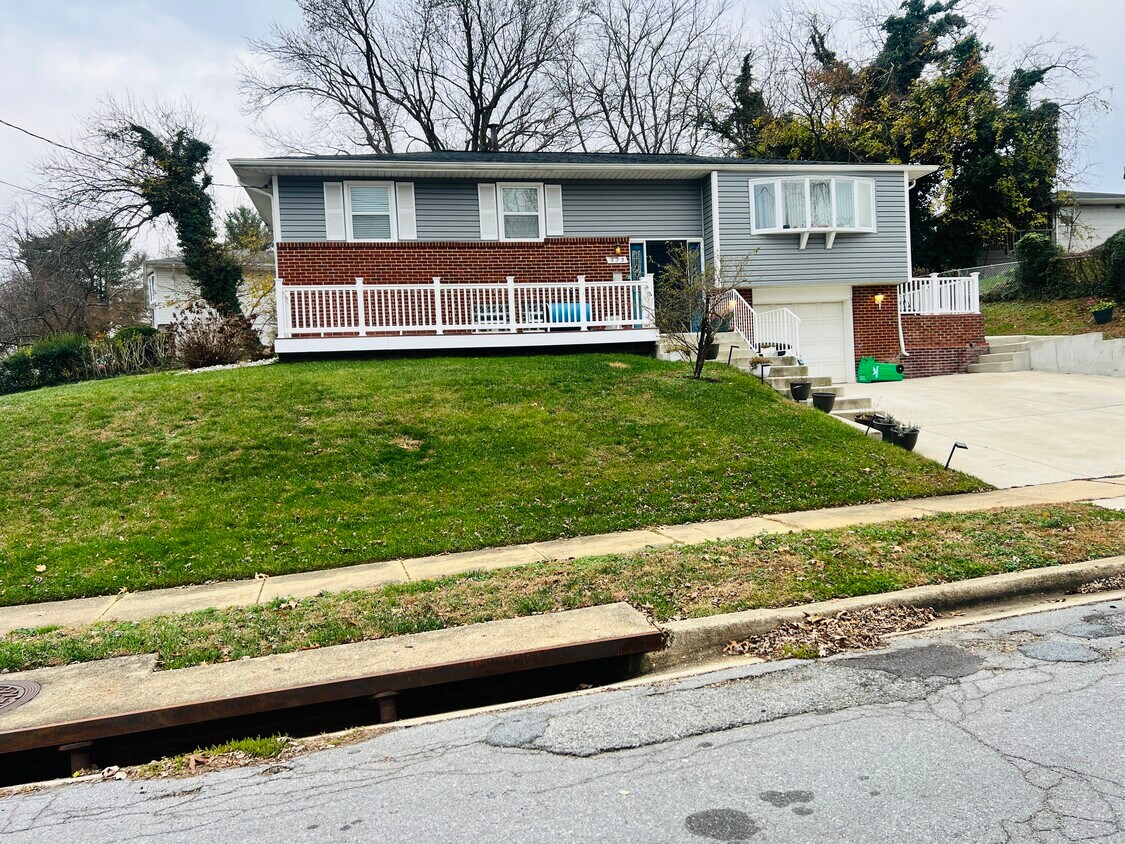 Building Photo - 323 Aragona Dr