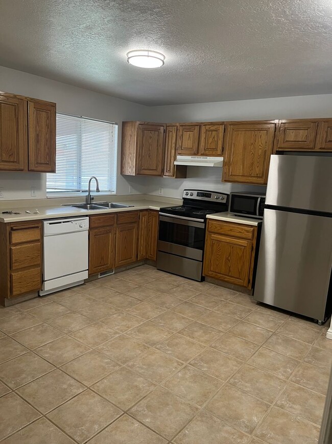 Building Photo - Newly renovated American Fork townhome
