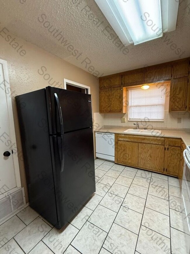 Foto del edificio - Spacious 3 bedrooms 2 bath family home