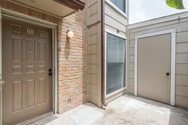 Building Photo - 2110 Wilcrest Dr