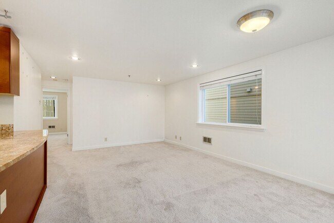 Foto del edificio - Updated Cap Hill Bedroom with 1 reserved p...