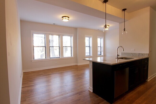 Building Photo - 2206 W Eastwood