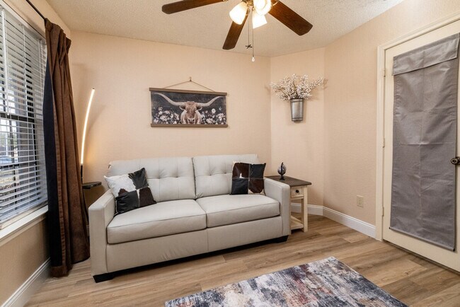 Building Photo - 8421 Willow Creek Dr