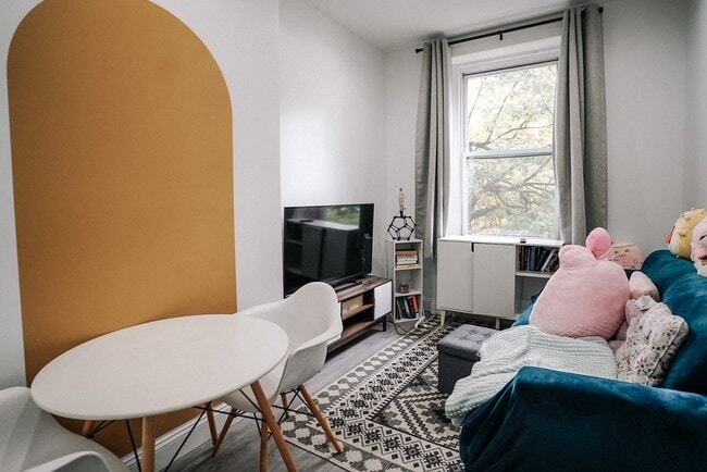 furnished Living area - 4055 Spruce St