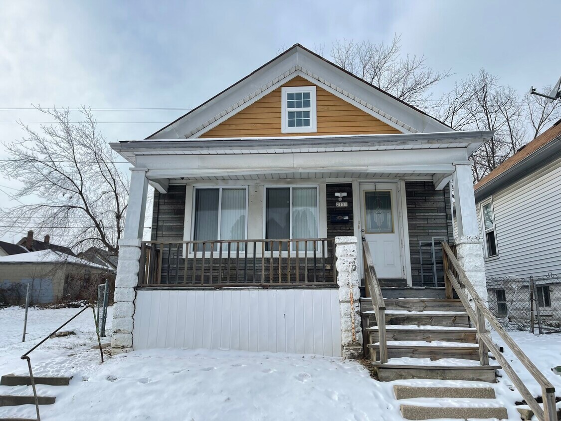 Primary Photo - 2151 S 15th Pl