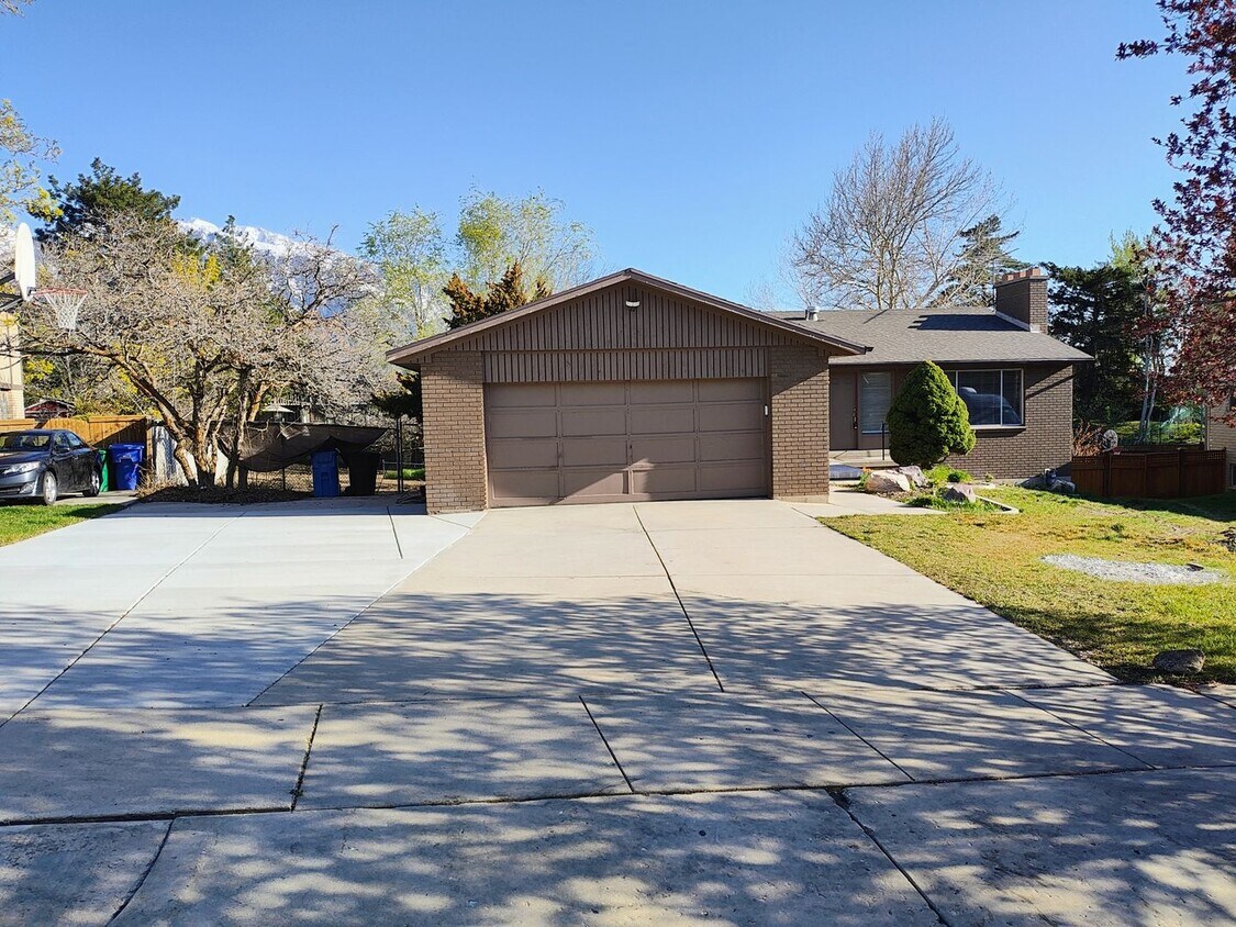 Foto principal - Remodeled 4 Bd 3 Ba Home in Cottonwood Hei...