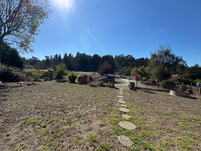 Building Photo - Country Living just minutes from Town