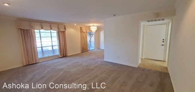 Building Photo - 10574 High Hollows Dr