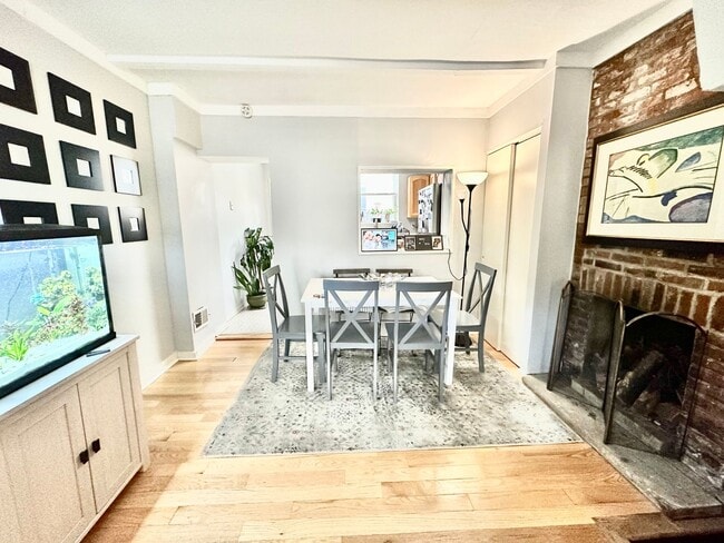 Building Photo - Bi-Level Townhouse w/ Patio