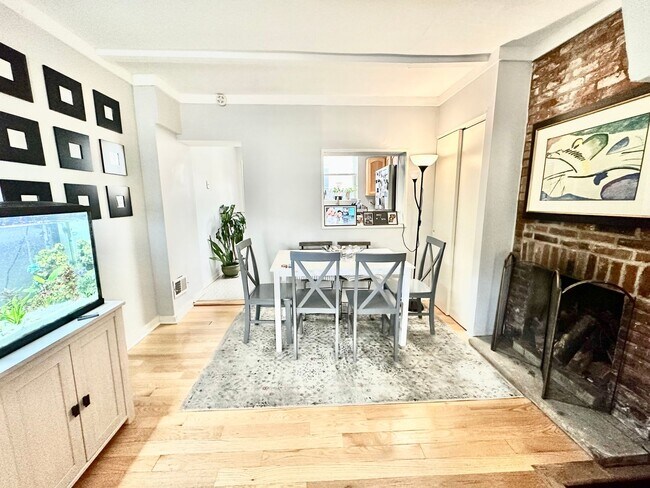 Foto del edificio - Bi-Level Townhouse w/ Patio