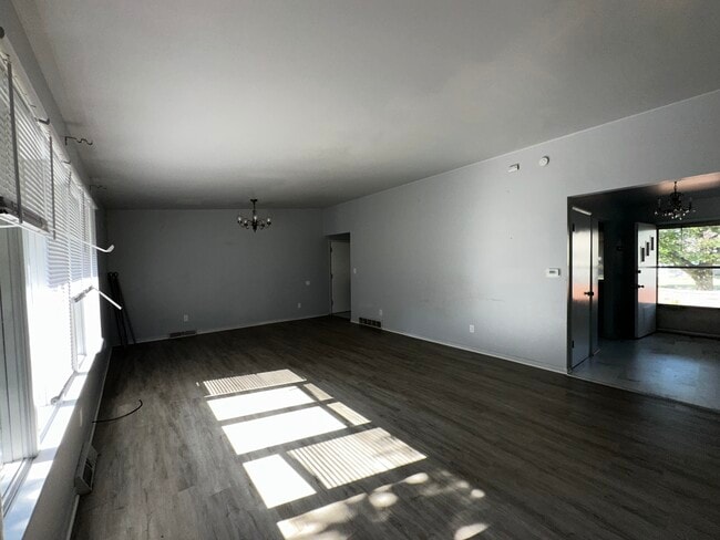 Building Photo - 1010 S 26th St