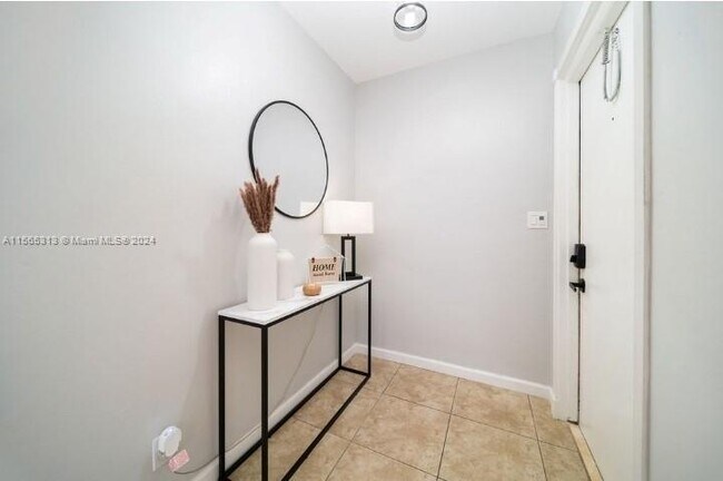 Foto del edificio - 1769 NE 45th St