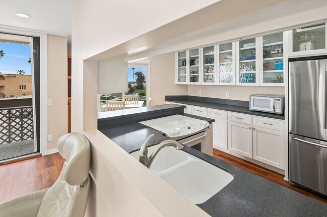 Foto del edificio - Stunning Ocean Beach Top Floor Corner Beac...