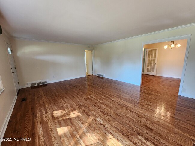 Building Photo - 607 River St