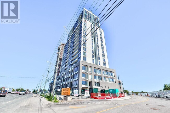 Photo du bâtiment - 8010 Derry Rd W