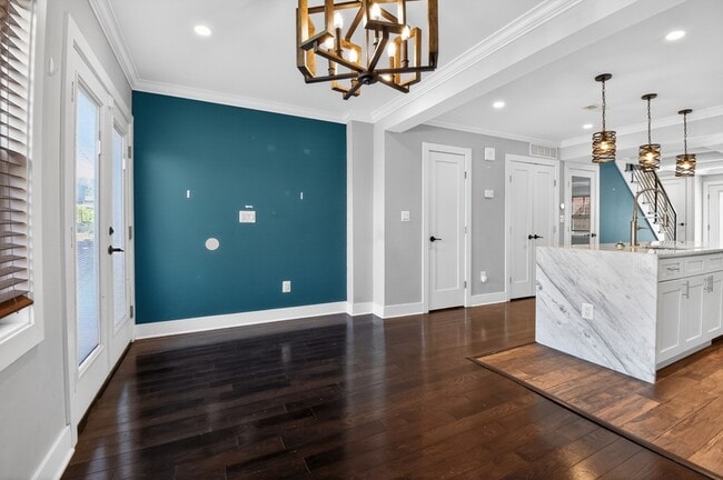 Building Photo - 847 20th St NE