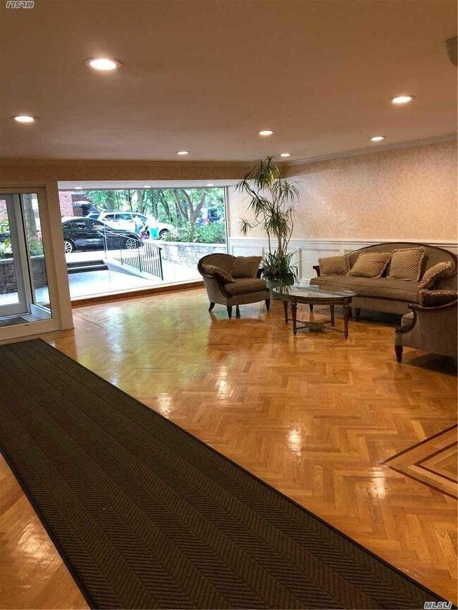 Foto del edificio - 43-25 Douglaston Pkwy