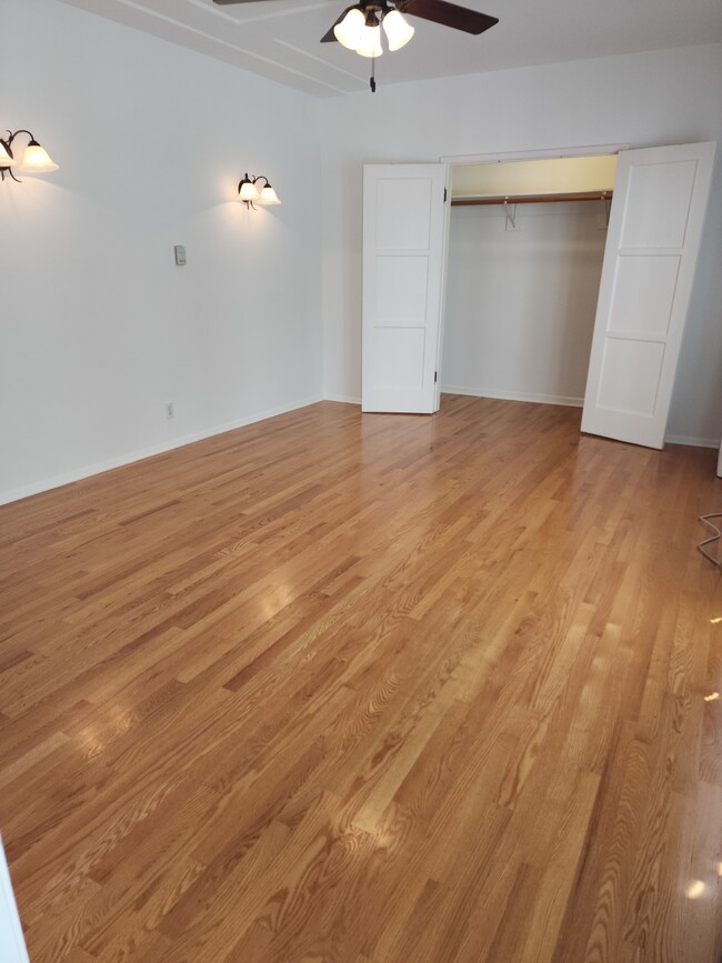 Building Photo - 447 N Oakhurst Dr