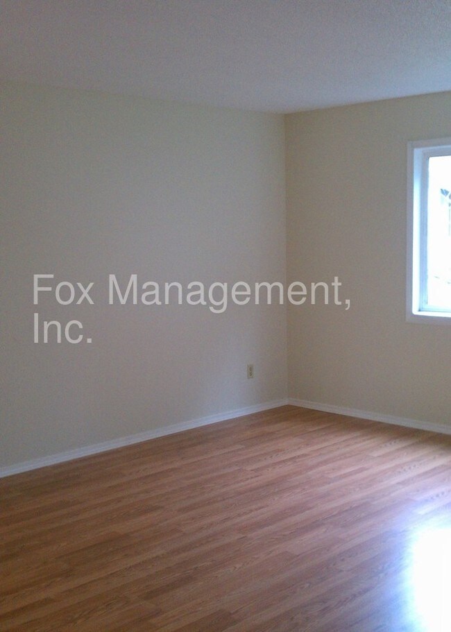 Building Photo - 3215 SE Alder Ct