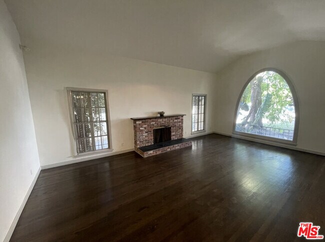 Building Photo - 147 S Poinsettia Pl