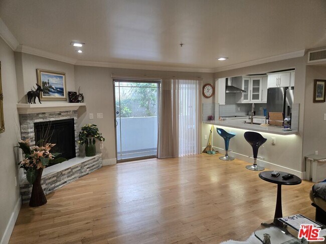 Foto del edificio - 4733 Elmwood Ave