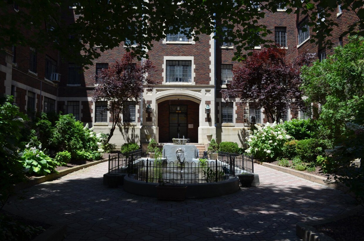 Front courtyard - 1305 N Broom St