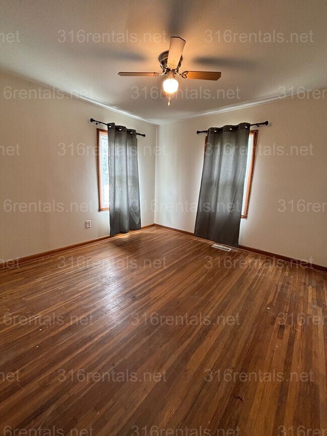 Building Photo - Three bed one bath house available now!