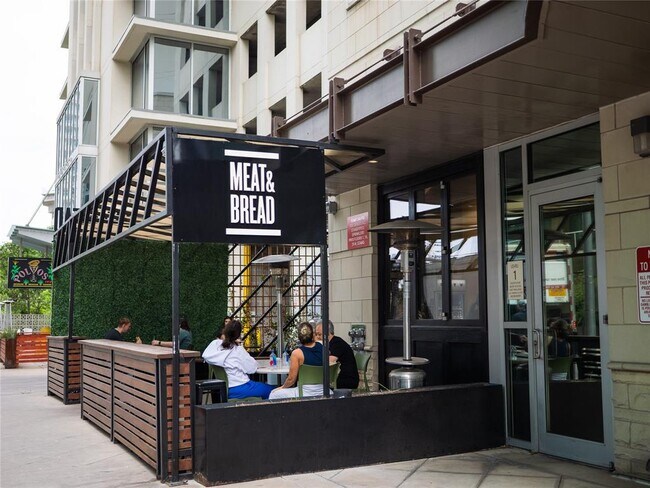 ¡Hay muchos restaurantes en la planta baja! - 360 Nueces St