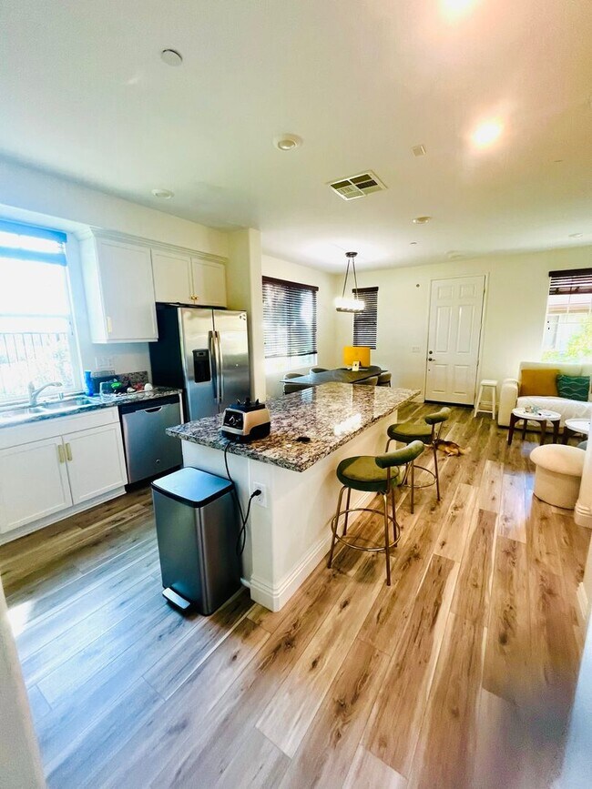 Foto del edificio - Spacious 4 Bed | 2-Story Townhome in Lake Pointe near Eastlake Vistas